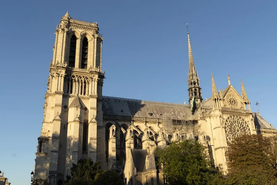 Lévi Couderchon - ID Services Drone - nettoyage toiture drone-notre-dame-paris