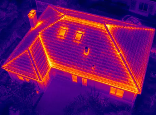 Thermographie aérienne par drone d'une toiture de maison en Essonne par Id services Drone